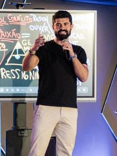 Cícero Alves no palco, diante da lousa